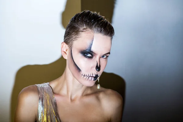 Mulher bonita com maquiagem brilhante halloween — Fotografia de Stock
