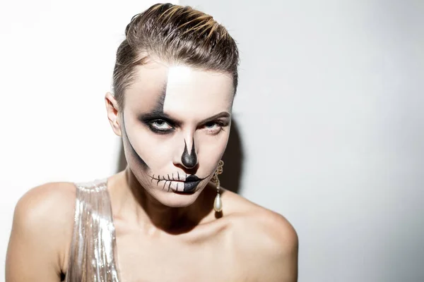 Hermosa mujer con maquillaje de halloween brillante — Foto de Stock