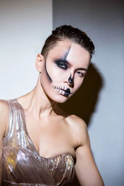 Hermosa mujer con maquillaje de halloween brillante — Foto de Stock