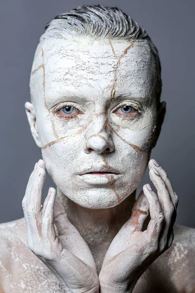 Retrato de arte de mulher coberta de barro — Fotografia de Stock
