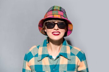 Şık kadın palto ve şapka