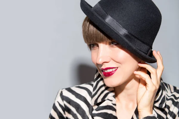 Mujer de otoño con abrigo y sombrero sobre fondo gris — Foto de Stock