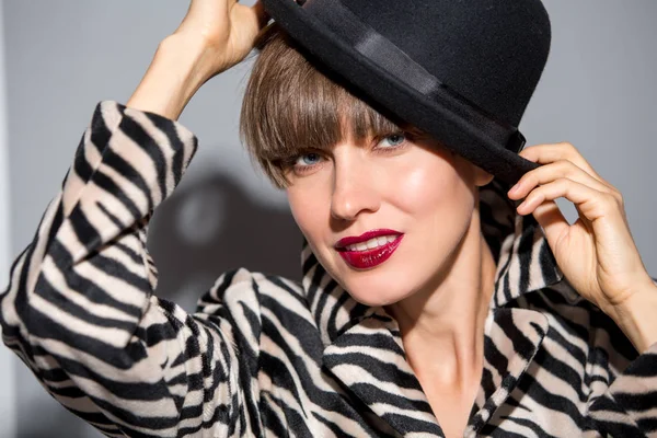 Mujer de otoño con abrigo y sombrero sobre fondo gris — Foto de Stock