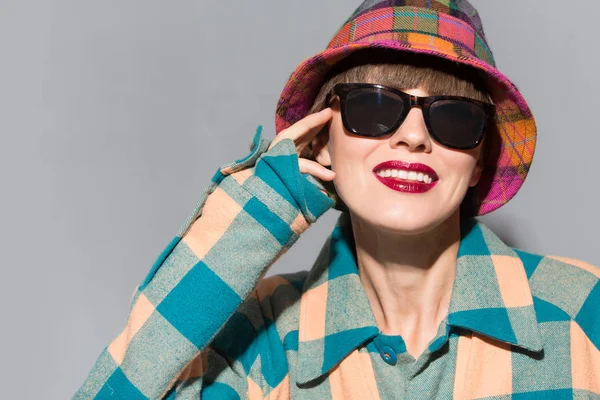 Şık kadın palto ve şapka