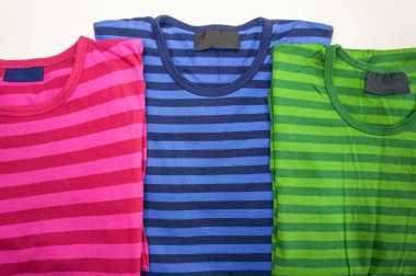 Beyaz arka plan üzerinde izole renkli tişörtler