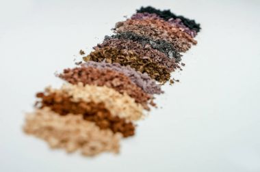 Beyaz arka plan üzerinde izole ezilmiş göz farı makyaj seti