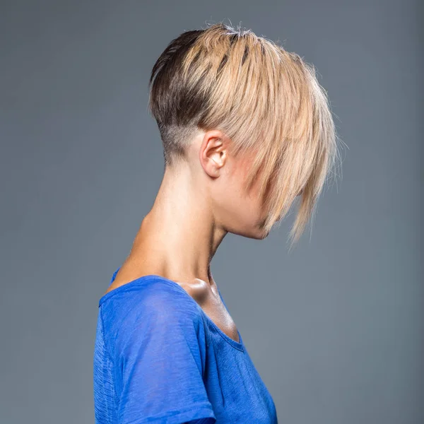 Corte de pelo. Peinado, mujer con el pelo corto — Foto de Stock