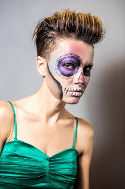 Parlak Cadılar Bayramı makyaj ile güzel kadın 