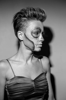 Parlak Cadılar Bayramı makyaj ile güzel kadın 