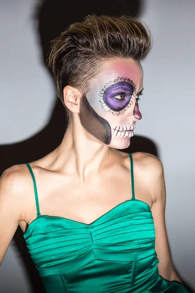 Bella donna con trucco luminoso Halloween — Foto Stock