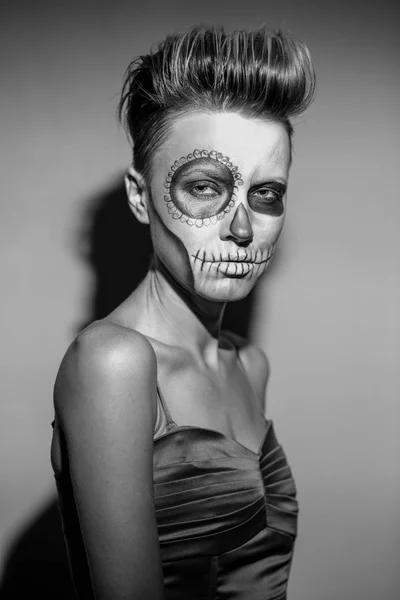 Bella donna con trucco luminoso Halloween — Foto Stock