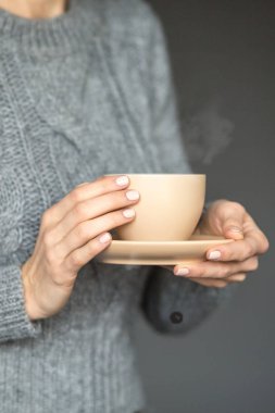 Kadın drinknig sıcak kahve