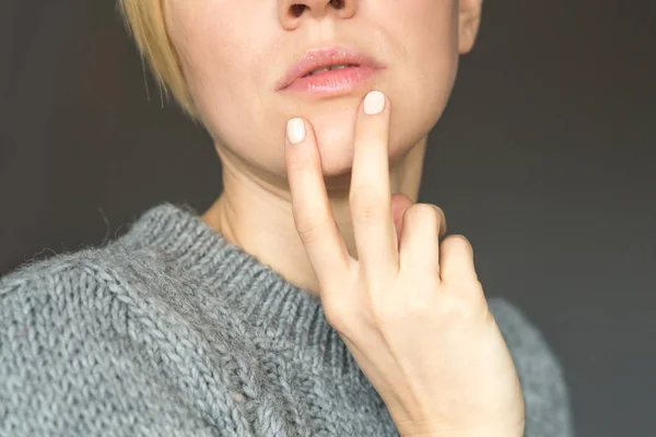 Kobieta z makijażu nagie i manicure — Zdjęcie stockowe