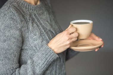 Sıcak kahve içen kadın.