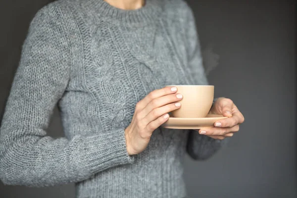 Sıcak kahve içen kadın.