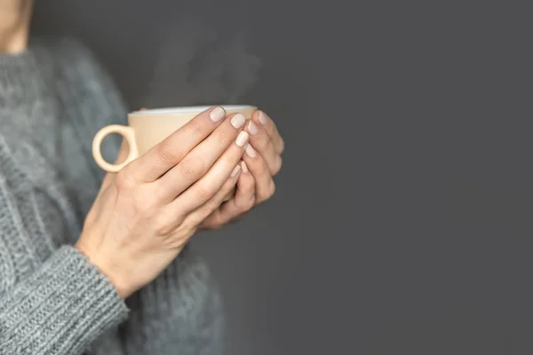 Mulher bebendo café quente — Fotografia de Stock