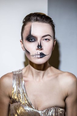 Parlak siyah Cadılar Bayramı makyaj ile güzel kadın