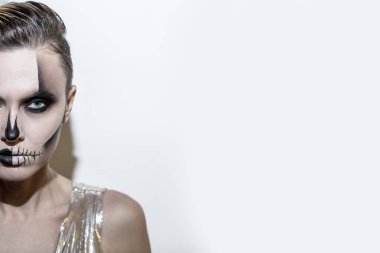 Parlak siyah Cadılar Bayramı makyaj ile güzel kadın