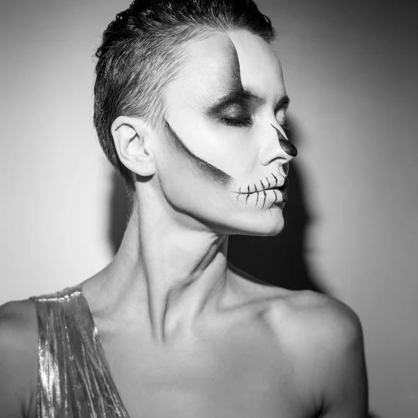 Belle femme avec un maquillage noir brillant halloween — Photo