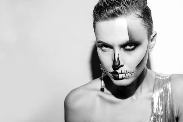 Belle femme avec un maquillage noir brillant halloween — Photo
