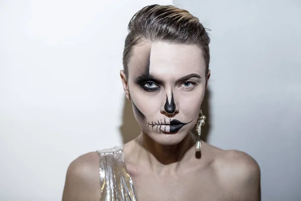 Belle femme avec un maquillage noir brillant halloween — Photo