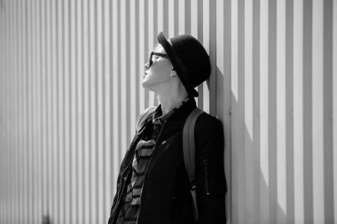 Genç kadın duvar arka plan, gölgeler yüzünden