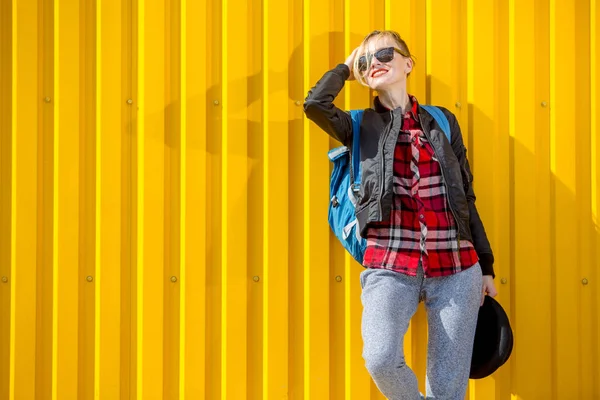 明るい黄色の壁の背景の上幸せな若い女 — ストック写真
