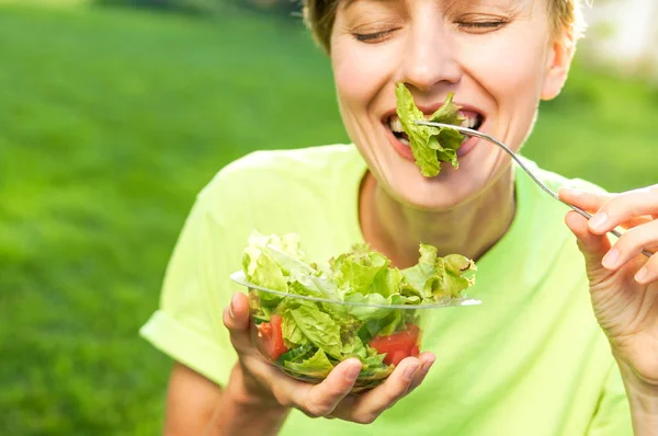 건강에 좋은 샐러드를 먹는 여성 — 스톡 사진