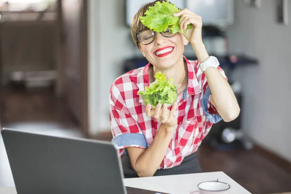 Äta sallad på jobbet — Stockfoto