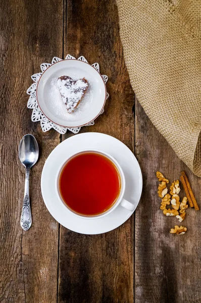 Concepto de hora del té, taza de té negro sobre fondo de madera — Foto de Stock