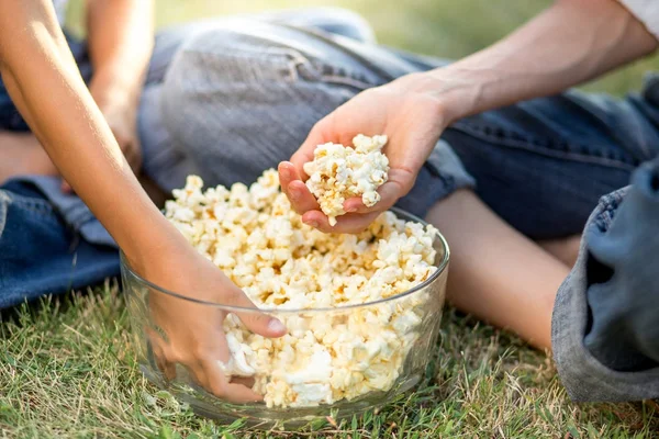 Family eat popcorn — Stock Photo, Image