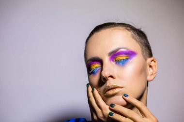 Komik olağandışı makyaj ile güzel kadın