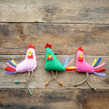 Komik keçe oyuncak ile rustik arka plan