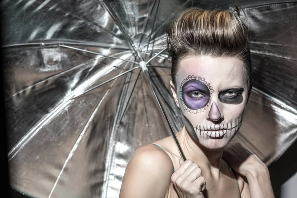 Retrato de mujer hermosa con maquillaje de halloween brillante — Foto de Stock