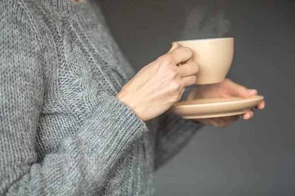Kadın drinkning sıcak kahve — Stok fotoğraf