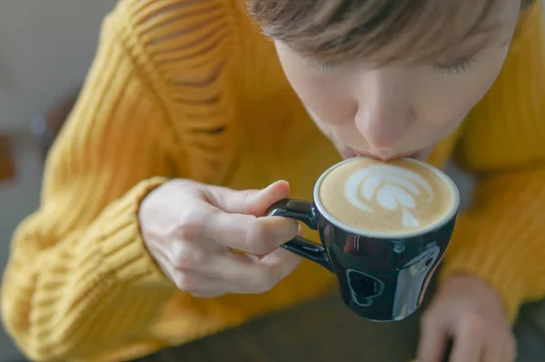 Mulher feliz beber café da manhã — Fotografia de Stock