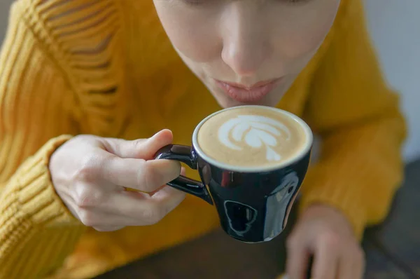 Happy woman drinking morning coffee — Stock Photo, Image