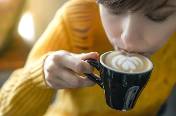 Mulher feliz bebendo café da manhã — Fotografia de Stock