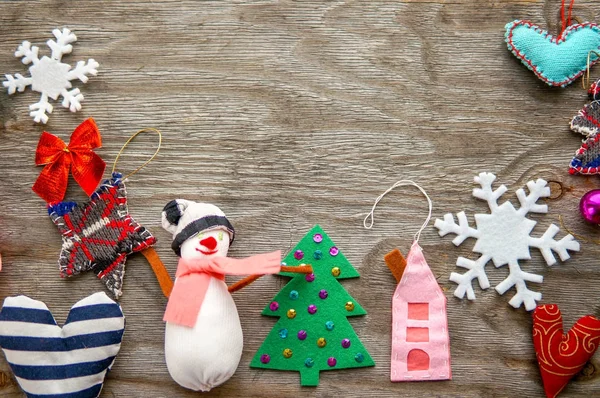 Різдвяні іграшки над гранжевим дерев'яним фоном — стокове фото