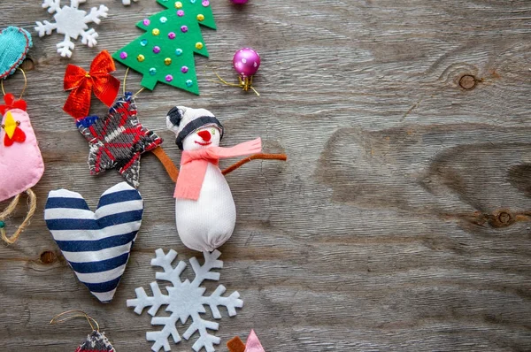 Juguetes de Navidad sobre grunge fondo de madera —  Fotos de Stock