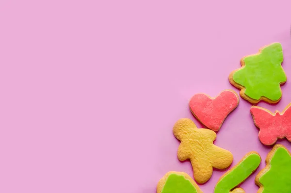 Christmas ginger biscuits on pink — Stock Photo, Image