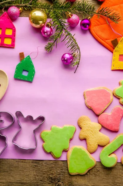 Christmas ingefära kex på pink — Stockfoto