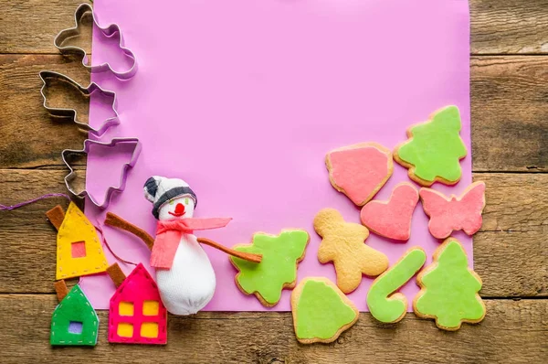 Kerst gember koekjes op roze — Stockfoto
