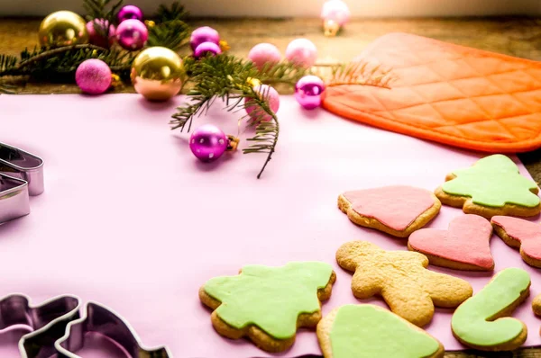 Kerst gember koekjes op roze — Stockfoto