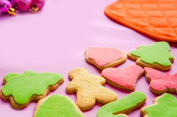 Kerst gember koekjes op roze — Stockfoto