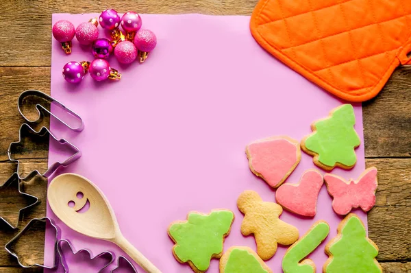 Vánoční zázvorové sušenky na růžové — Stock fotografie
