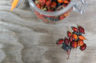 Dogrose ve aronia kurutulmuş meyveler
