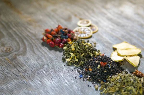 Thee assortiment zwarte thee, groene thee, vruchten thee — Stockfoto