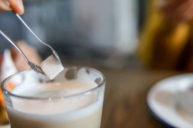 Kahve, latte şeker ekleyerek kadın