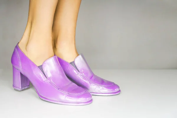 Femme portant des chaussures violettes — Photo